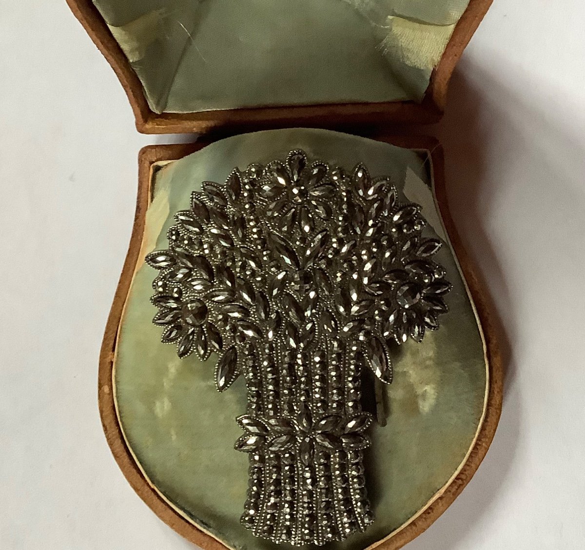 Belt Buckle In Faceted Steel Beads