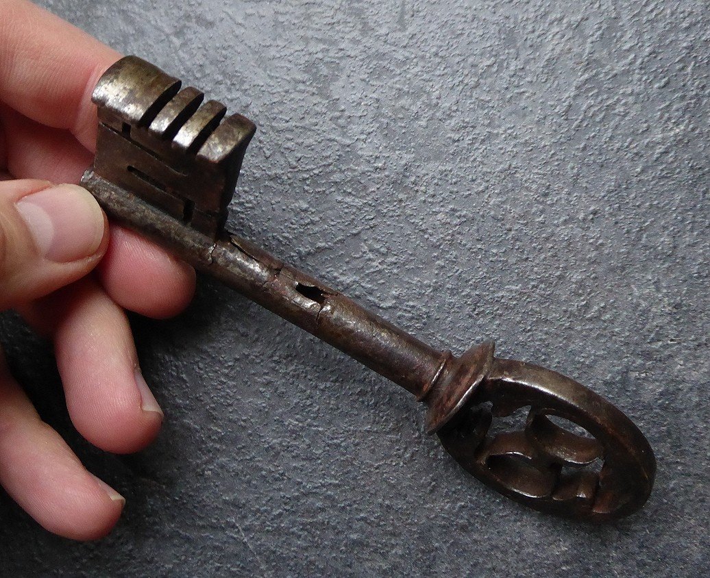 Early 17th Century Wedding Key In Wrought Iron-photo-4
