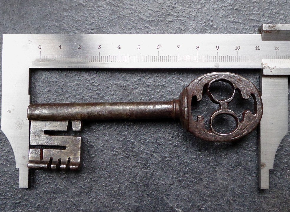 Early 17th Century Wedding Key In Wrought Iron-photo-5