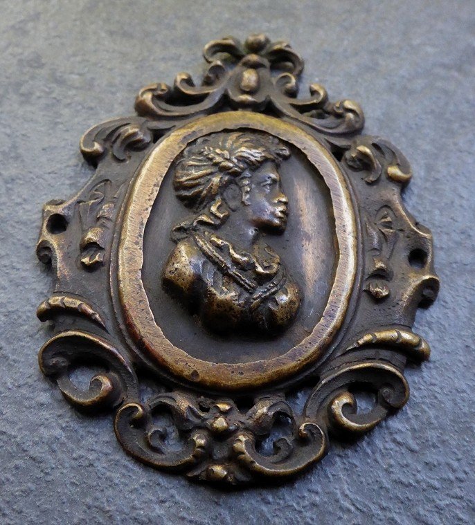 Enseigne De Chapeau En Bronze France XVIIe Représentant Une Créole - Plaquette-photo-2