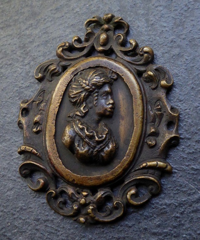 Enseigne De Chapeau En Bronze France XVIIe Représentant Une Créole - Plaquette-photo-3
