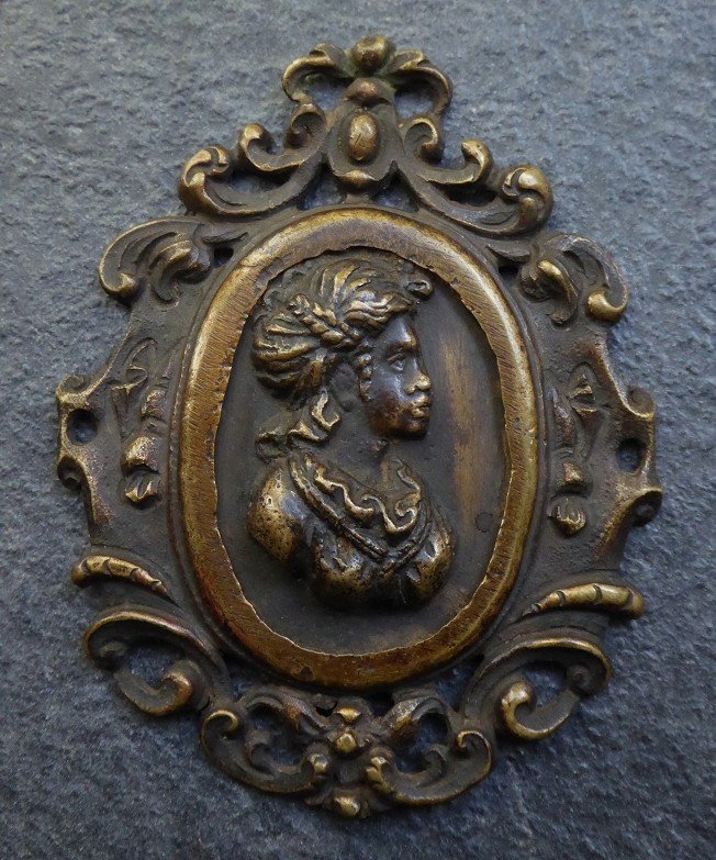 Enseigne De Chapeau En Bronze France XVIIe Représentant Une Créole - Plaquette