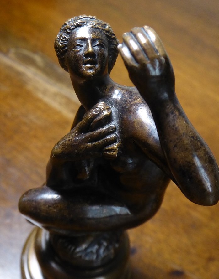 Venus Ou Nymphe Accroupie En Bronze d'Après Giambologna, Italie XVIIe Siècle-photo-1