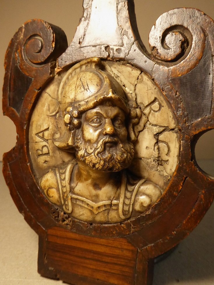 Médaillon en albâtre sculpté d'un buste de guerrier Italie XVIe-photo-1