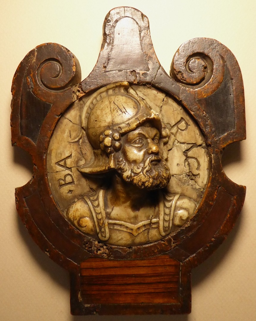Médaillon en albâtre sculpté d'un buste de guerrier Italie XVIe