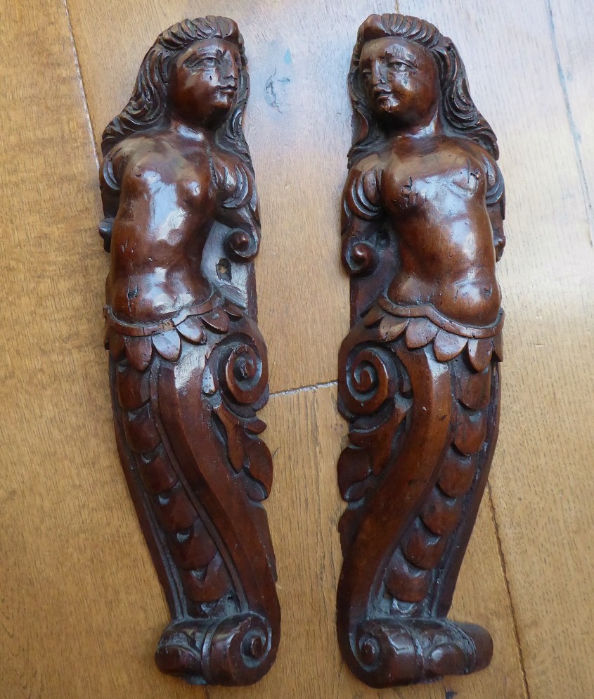 Paire de caryatides en noyer sculpté Italie XVIe siècle