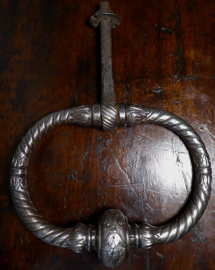 Marteau de porte heurtoir en fer ciselé époque XVIIe ou début XVIIIe siècle-photo-2