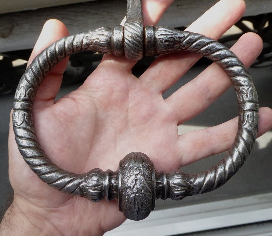 Marteau de porte heurtoir en fer ciselé époque XVIIe ou début XVIIIe siècle-photo-1