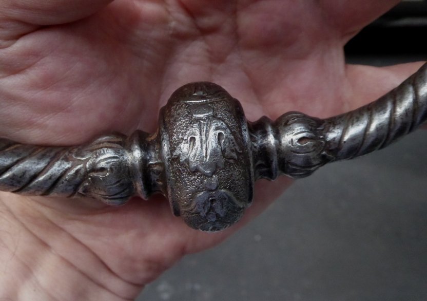 Marteau de porte heurtoir en fer ciselé époque XVIIe ou début XVIIIe siècle-photo-5