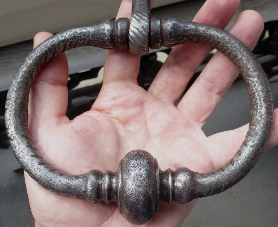 Marteau de porte heurtoir en fer ciselé époque XVIIe ou début XVIIIe siècle-photo-8