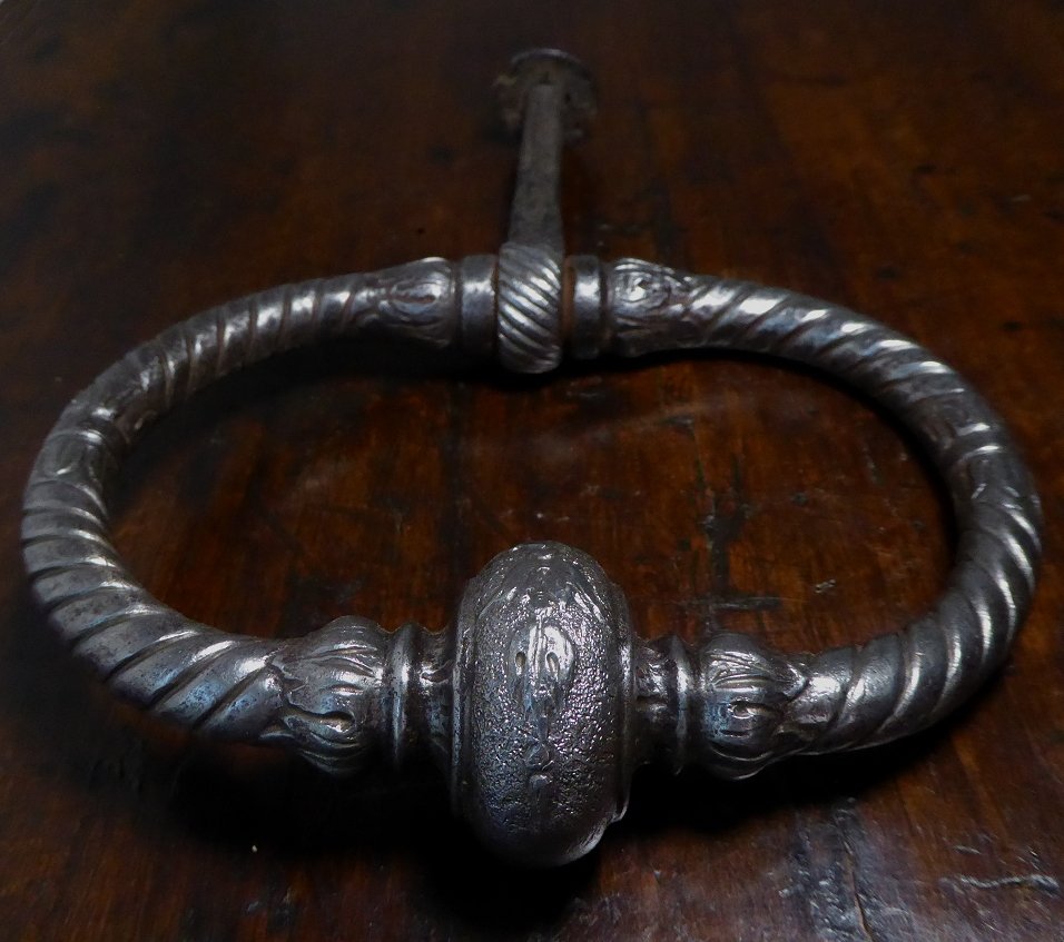 Marteau de porte heurtoir en fer ciselé époque XVIIe ou début XVIIIe siècle