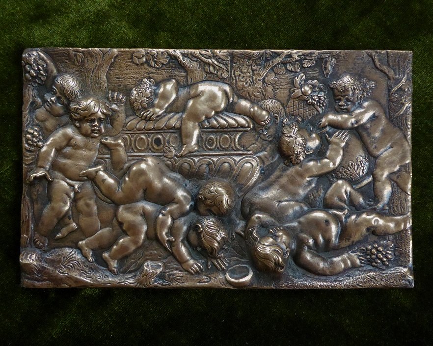 Plaquette en bronze d'après Duquesnoy représentant une bacchanale de putti