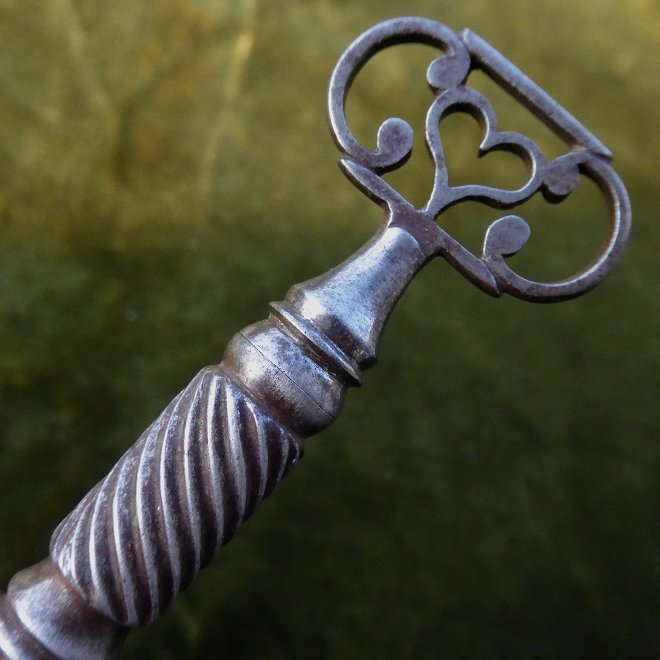 Poinçon de brodeuse en fer forgé et ciselé époque XVIIIe siècle-photo-4