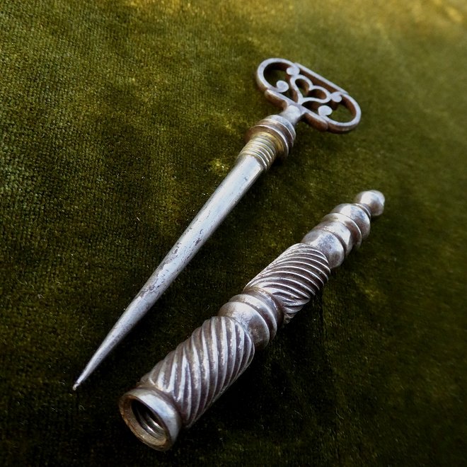 Poinçon de brodeuse en fer forgé et ciselé époque XVIIIe siècle-photo-4