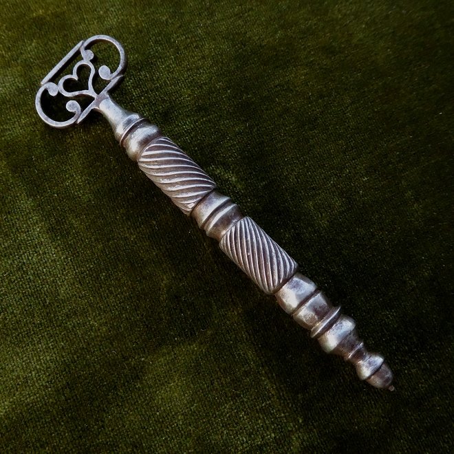Poinçon de brodeuse en fer forgé et ciselé époque XVIIIe siècle