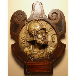 Médaillon en albâtre sculpté d'un buste de guerrier Italie XVIe
