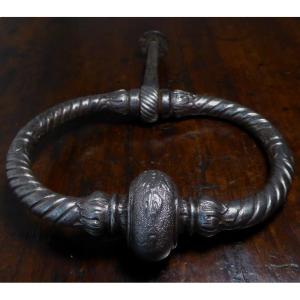 Marteau de porte heurtoir en fer ciselé époque XVIIe ou début XVIIIe siècle