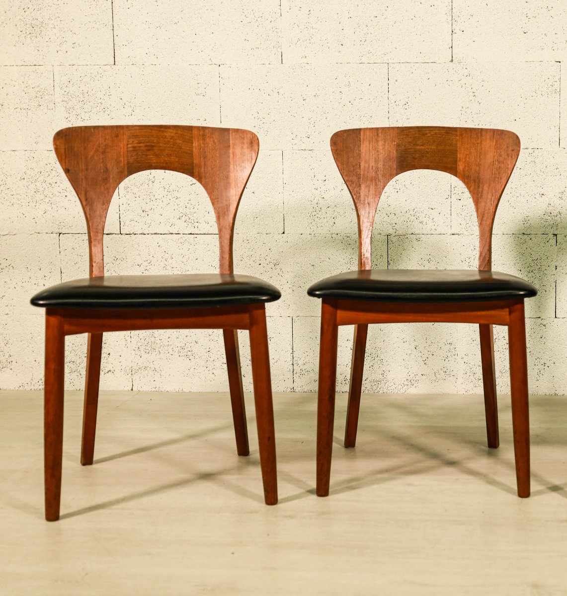 Paire de chaises scandinaves modèle Peter designer Niels Koefoed vintage-photo-2