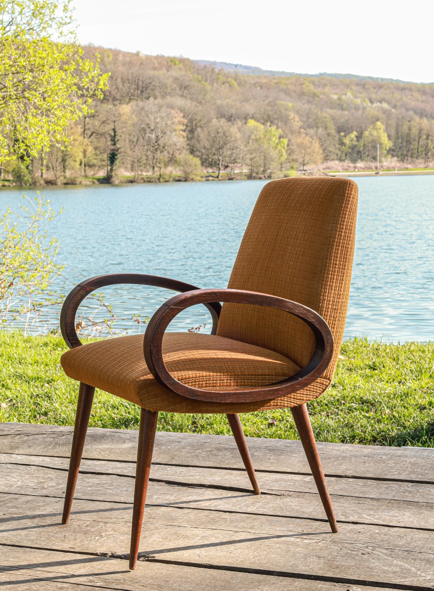 Fauteuil design scandinave pieds compas accoudoirs "looping"