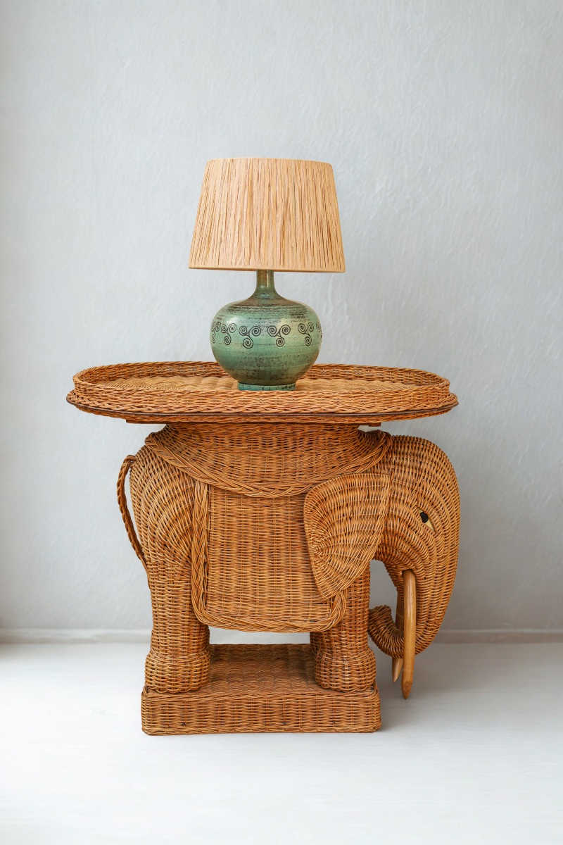 Table d’appoint ou table basse en rotin et osier tressé design Vivai Del Sud éléphant vintage 