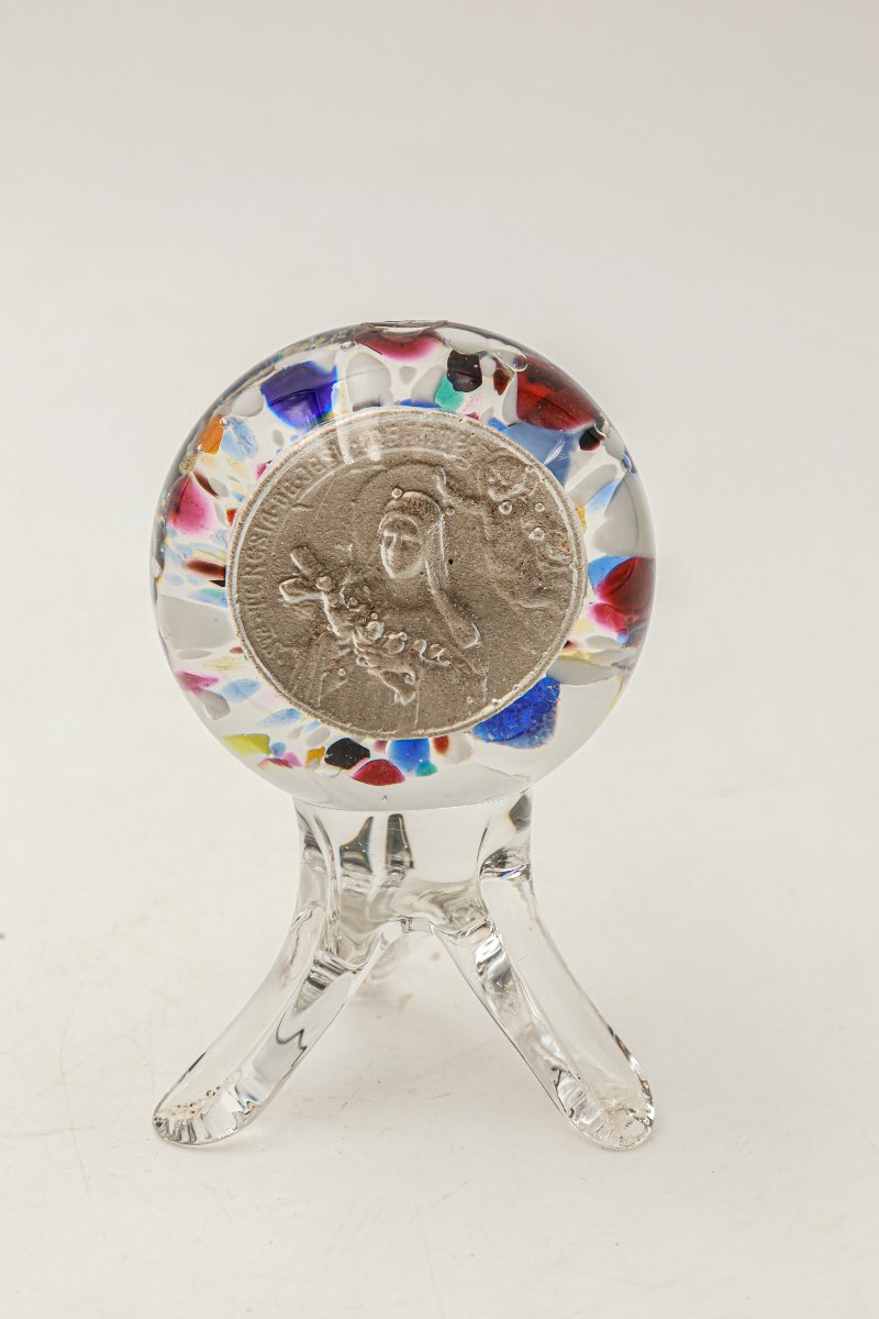 sulfure religieux sur pied en verre soufflé