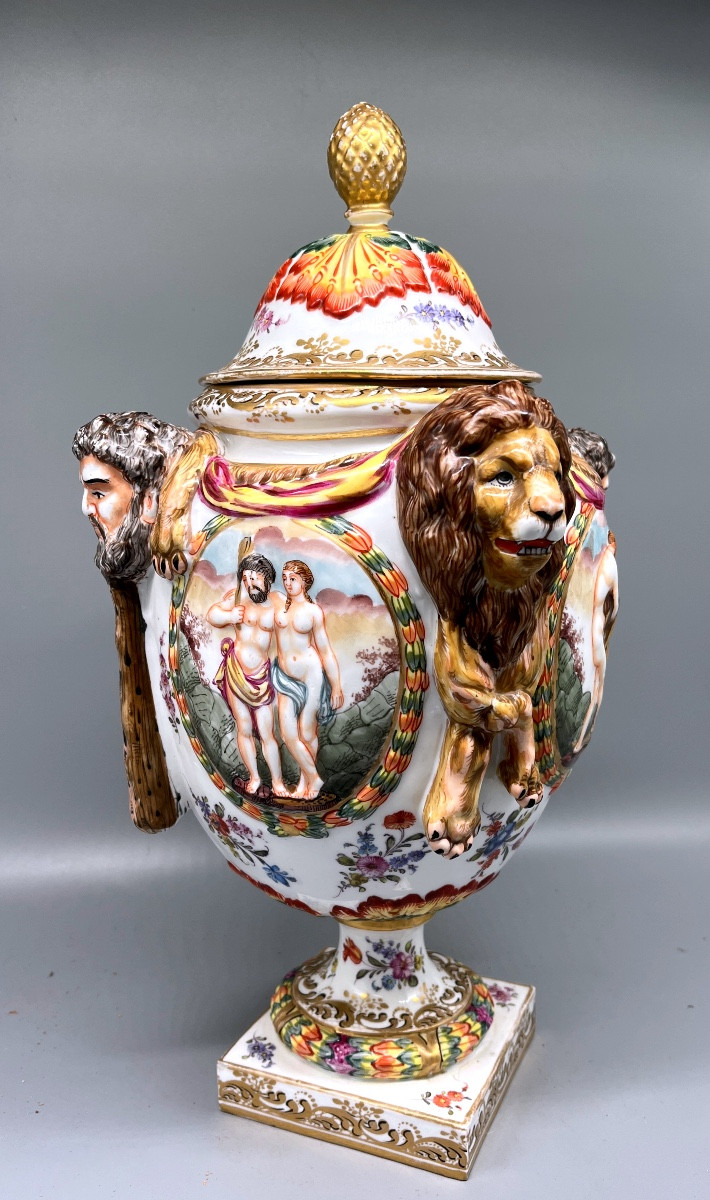 Covered Pot In Honor Of Hercules - Capodimonte 19th Century
