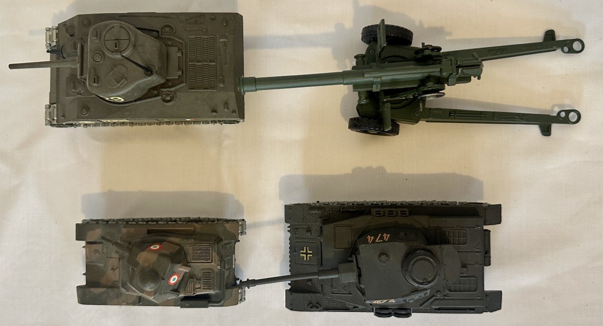 3 Solido Tanks And 105 Solido Cannons, Vintage Military Toys-photo-1