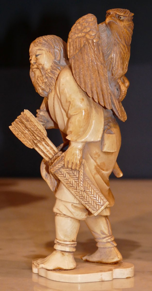 Okimono In Japanese Ivory Meiji Period Representative Aîno Carrying An Eagle-photo-2