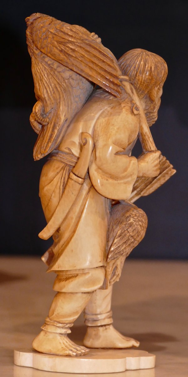 Okimono In Japanese Ivory Meiji Period Representative Aîno Carrying An Eagle-photo-4