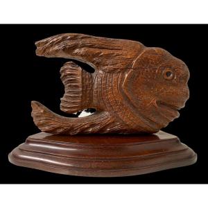 Very Large Okimono From Japan Meiji Period In Carved Wood And Glass Decorated With Koi Carp