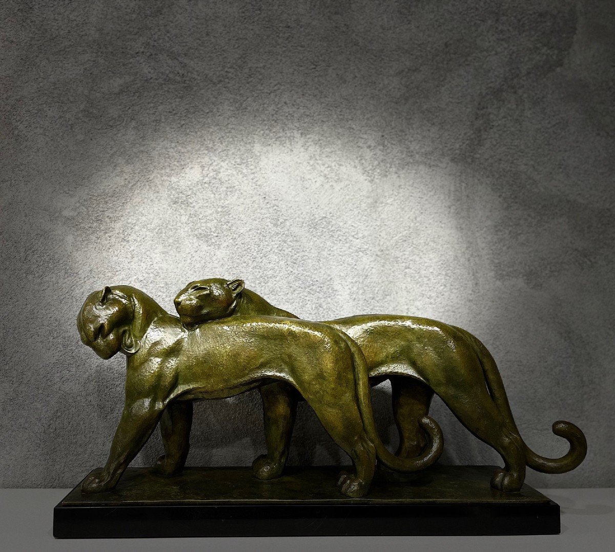 Important Bronze Par André Vincent-becquerel (1893-1981)  " Couple De Lionnes "