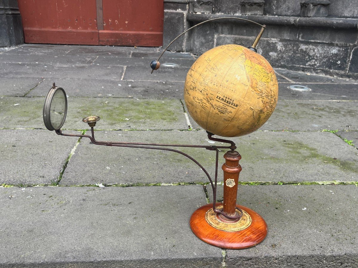 Old Terrestrial Globe/tellurium Planetarium