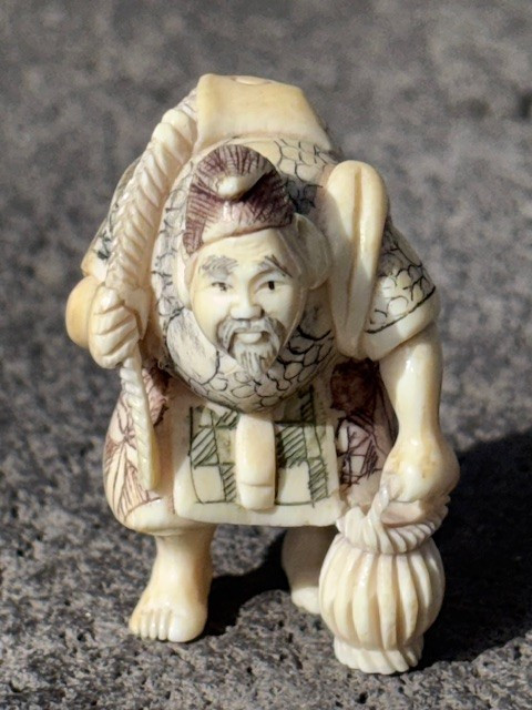 Netsuke En Ivoire représentant Le Pécheur 