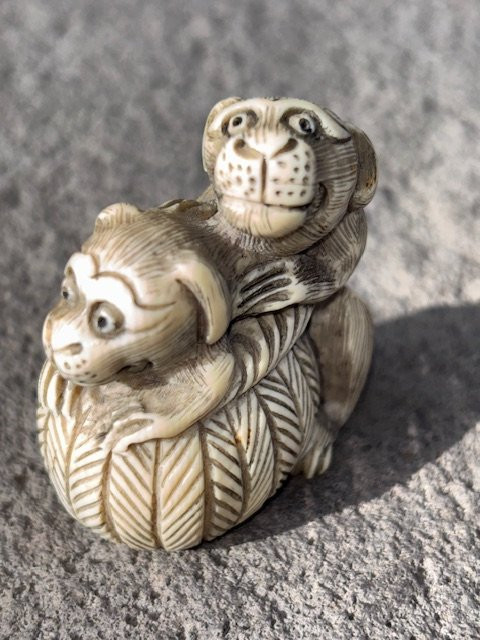 Netsuke En Ivoire représentant une paire de singes Assis-photo-1