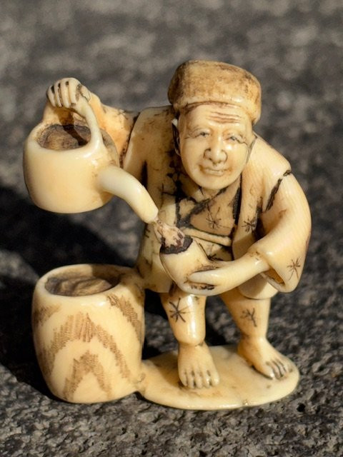 Netsuke En Ivoire représentant Marchand de Thé-photo-3