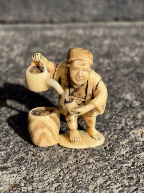 Netsuke En Ivoire représentant Marchand de Thé-photo-4