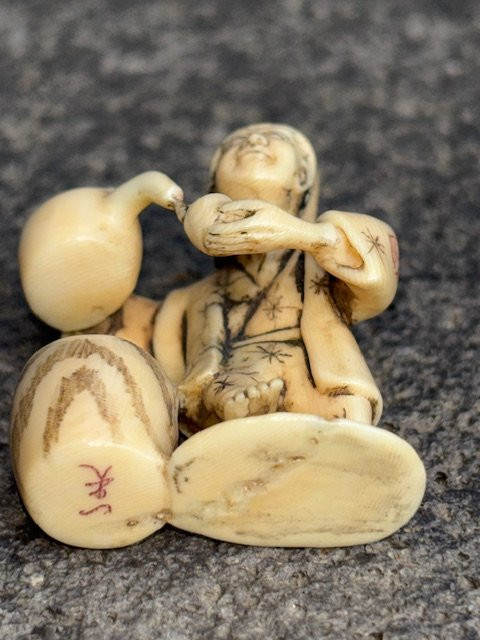 Netsuke En Ivoire représentant Marchand de Thé-photo-1