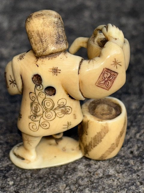 Netsuke En Ivoire représentant Marchand de Thé-photo-3