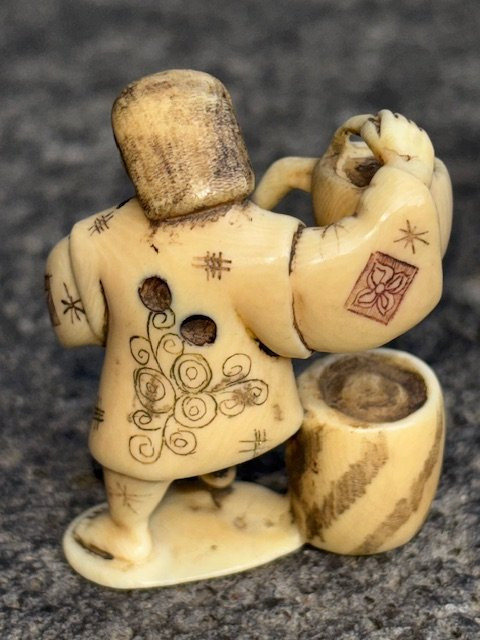 Netsuke En Ivoire représentant Marchand de Thé-photo-4