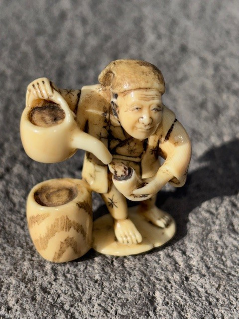 Netsuke En Ivoire représentant Marchand de Thé