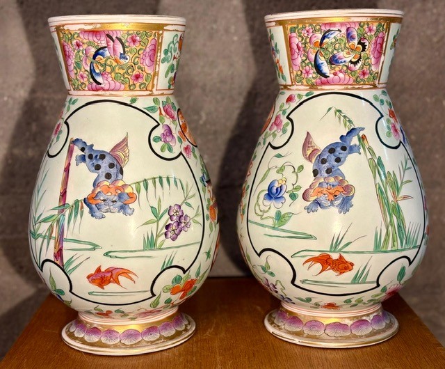 A Lovely Pair Of Chinese Vases In Glazed And Polychrome Porcelain, 20th Century.