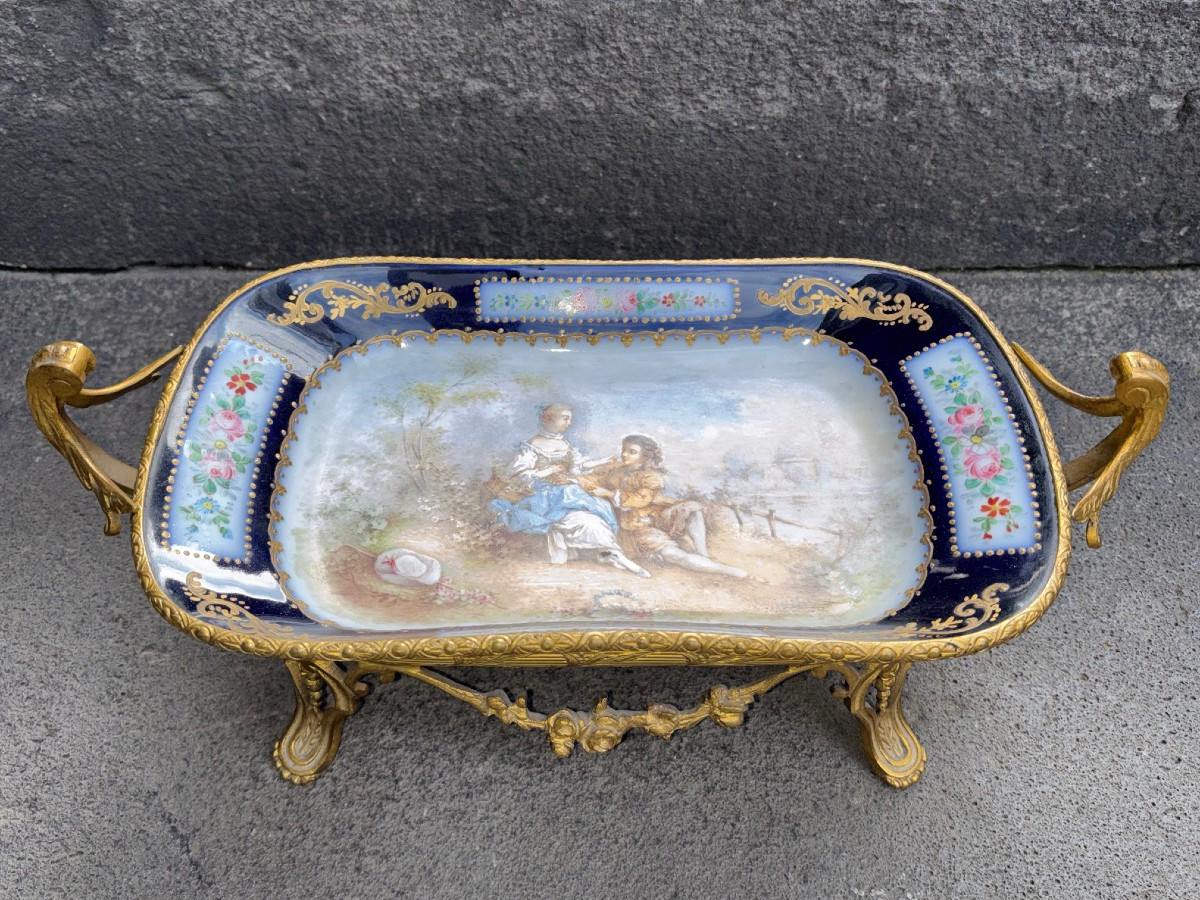 Coupe  de Sèvres signée tampon : " Chateau des Tuileries ".