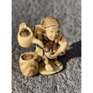 Netsuke En Ivoire représentant Marchand de Thé