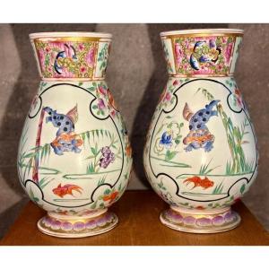 A Lovely Pair Of Chinese Vases In Glazed And Polychrome Porcelain, 20th Century.