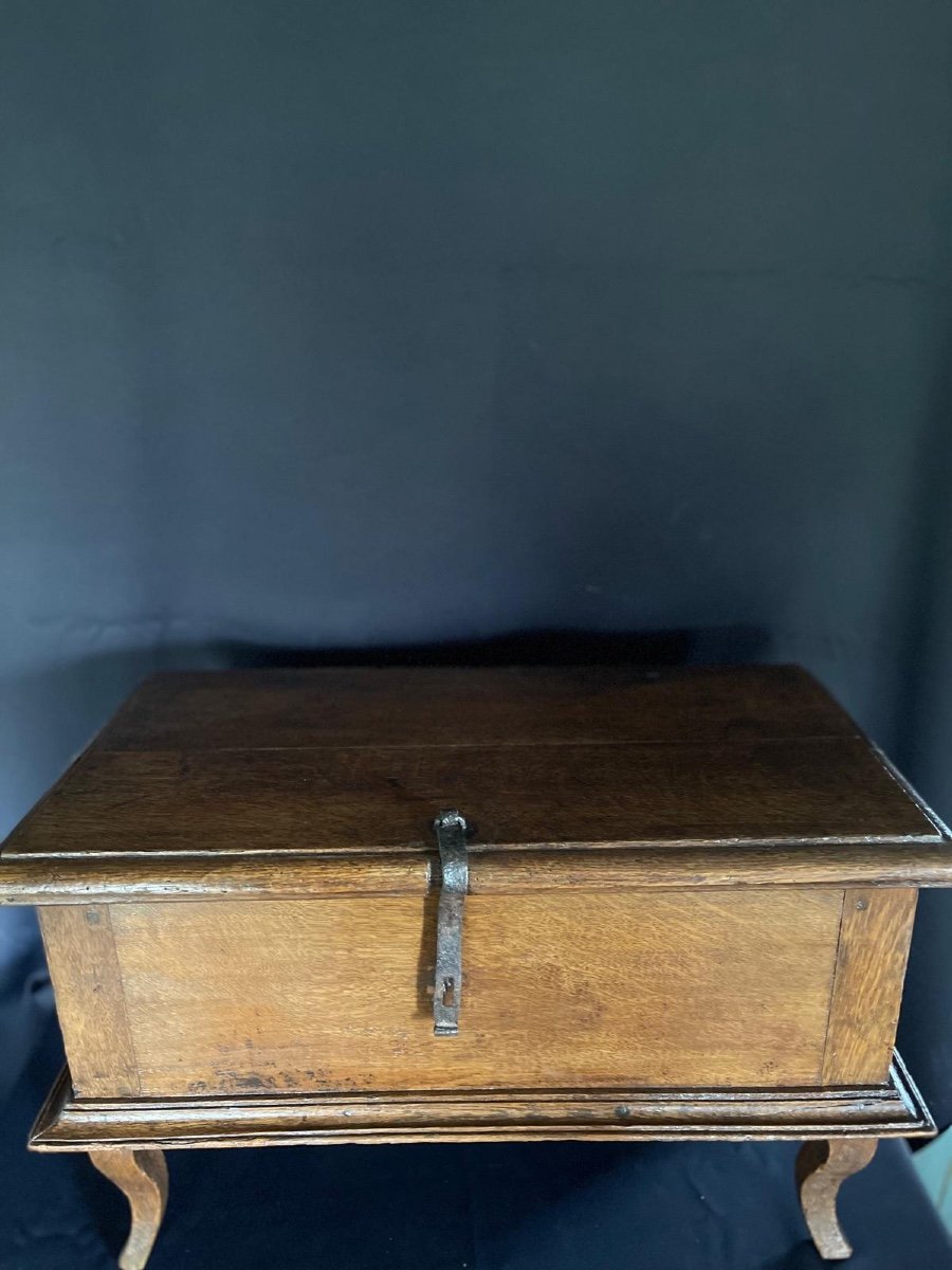 Small 18th Century Oak Chest On Curved Base -photo-3
