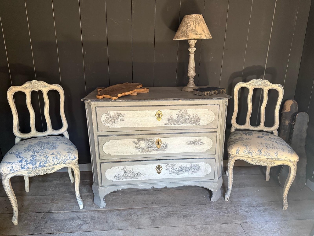 Louis XIV Chest Of Drawers Dating From The End Of The 18th Century With Toile De Jouy Motifs 