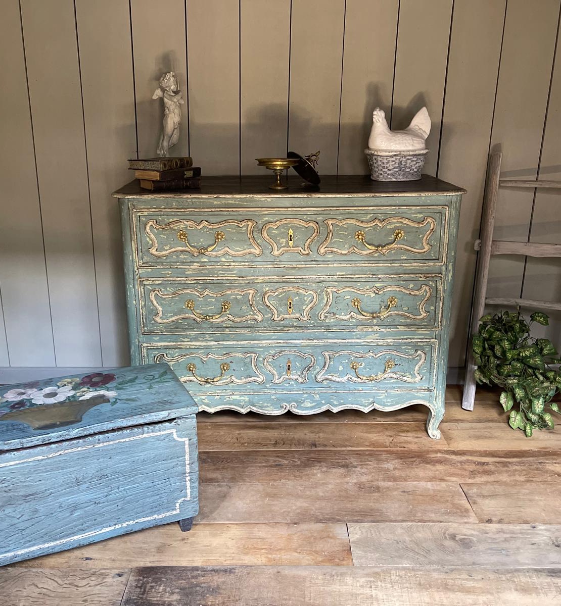 Commode Louis XV datant du 19e siècle décor cordonnet belle patine de plusieurs couleurs 