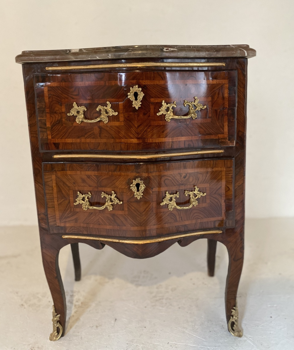 Commode entre deux marquetée avec son marbre d’origine datant du 18e siècle Louis XV 