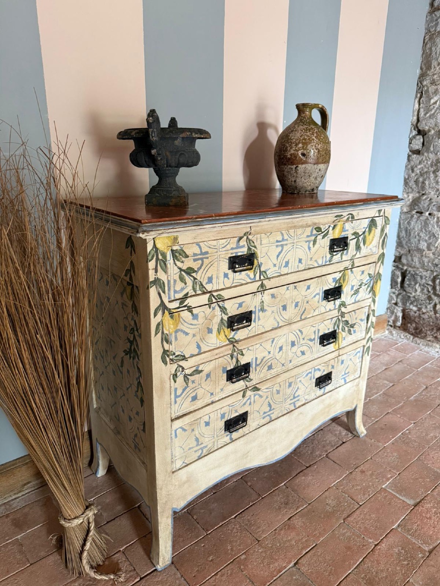 Commode patinée datant des années 1900 ( patine décorative)