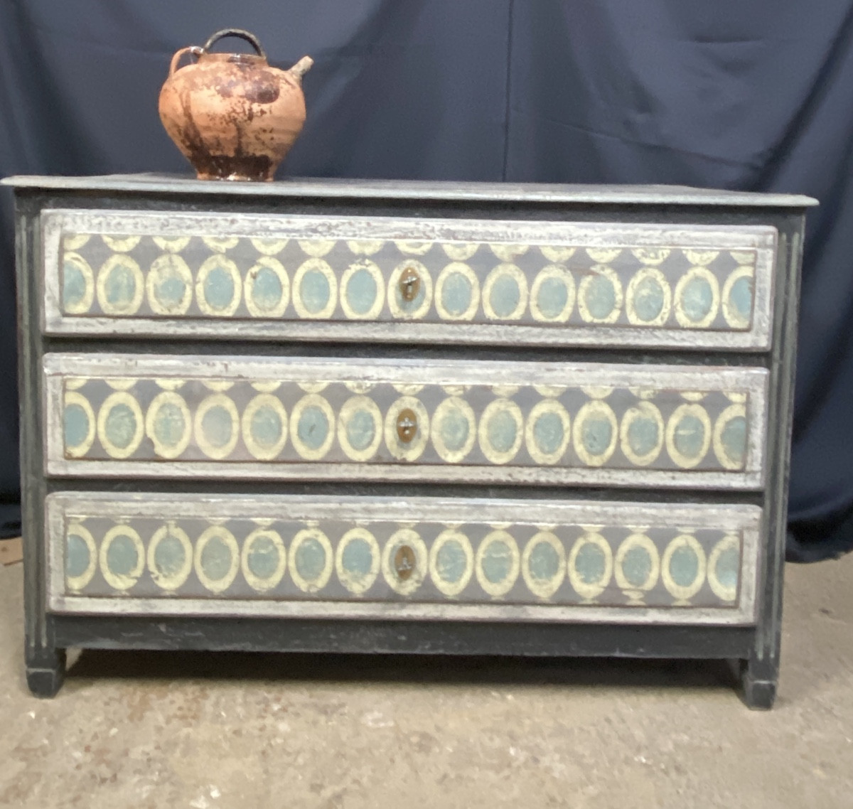 Commode Louis XVI patinée avec des formes 